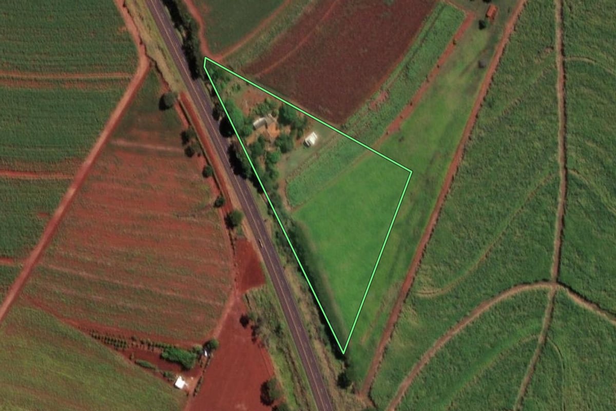 Imagem de satélite do imóvel rural em Ibitinga (SP), com o contorno declarado no CAR desenhado por cima.