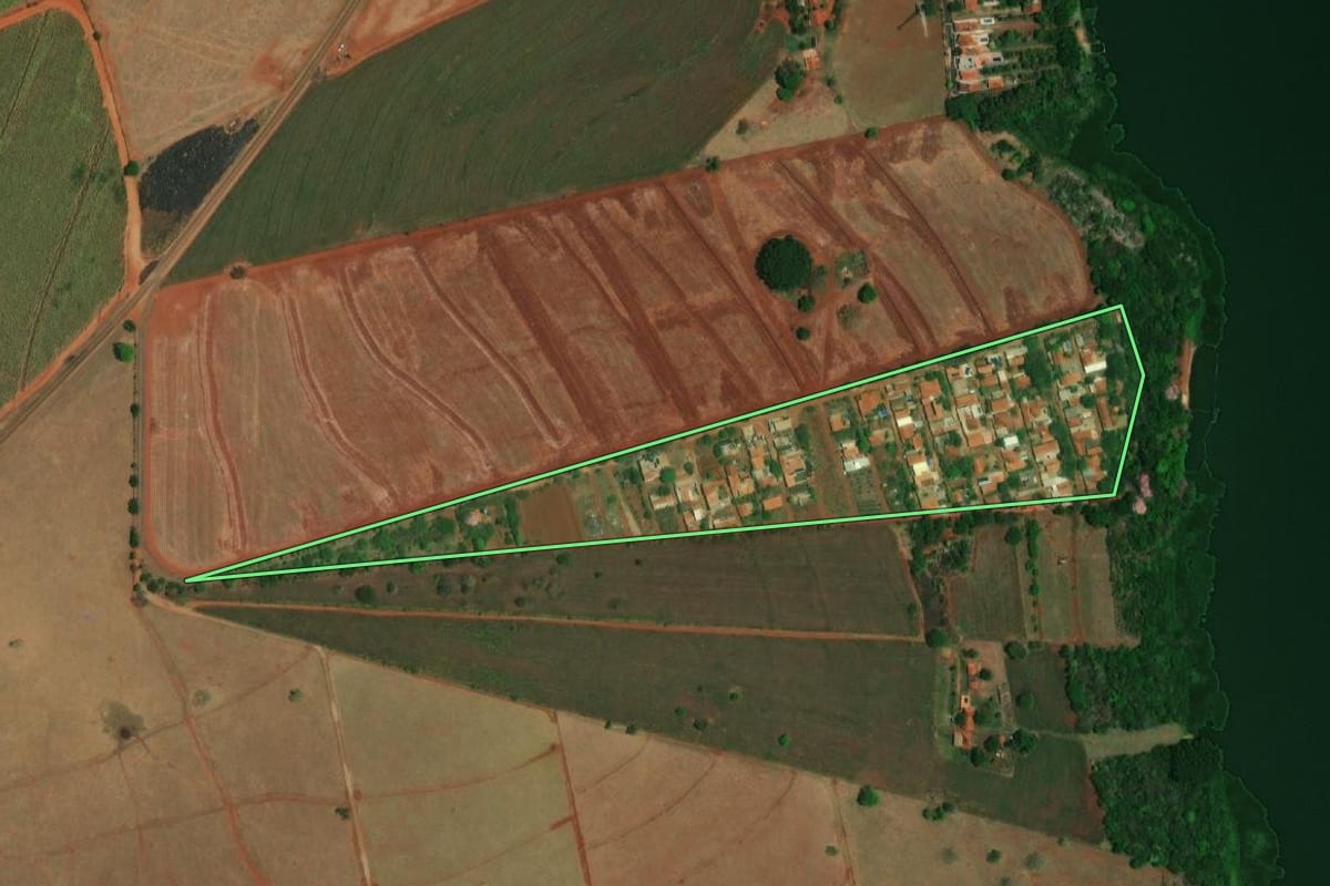 Imagem de satélite do imóvel rural em Ibitinga (SP), com o contorno declarado no CAR desenhado por cima.