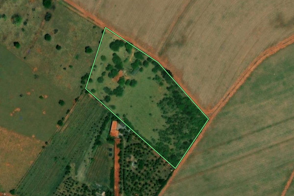 Imagem de satélite do imóvel rural em Ibitinga (SP), com o contorno declarado no CAR desenhado por cima.