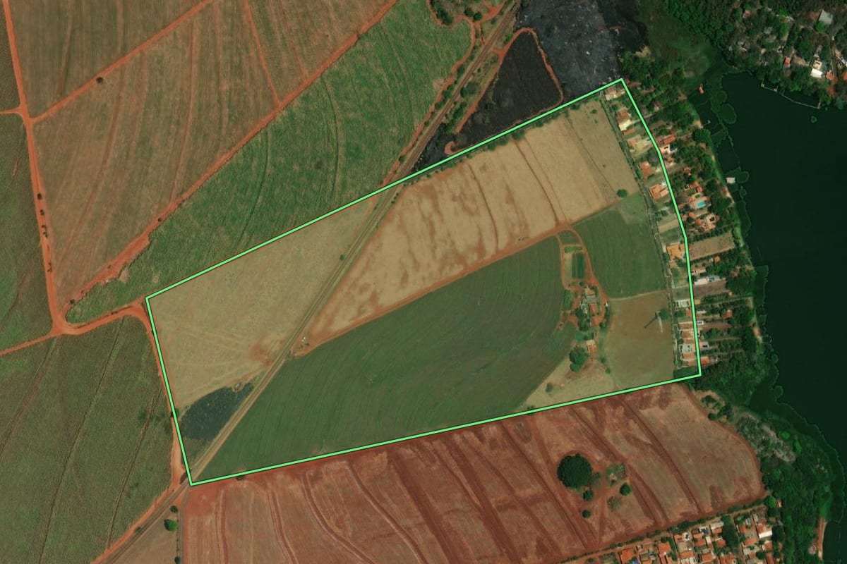 Imagem de satélite do imóvel rural em Ibitinga (SP), com o contorno declarado no CAR desenhado por cima.