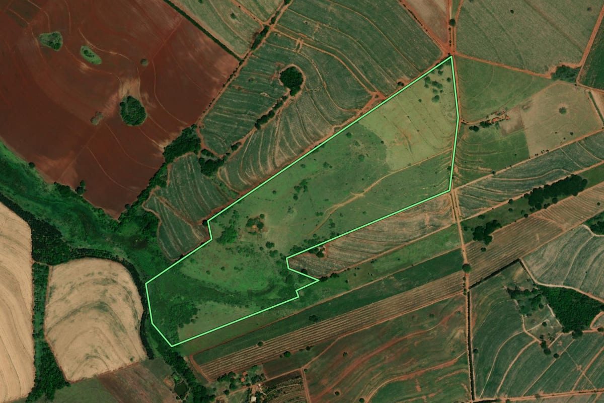 Imagem de satélite do imóvel rural em Ibitinga (SP), com o contorno declarado no CAR desenhado por cima.