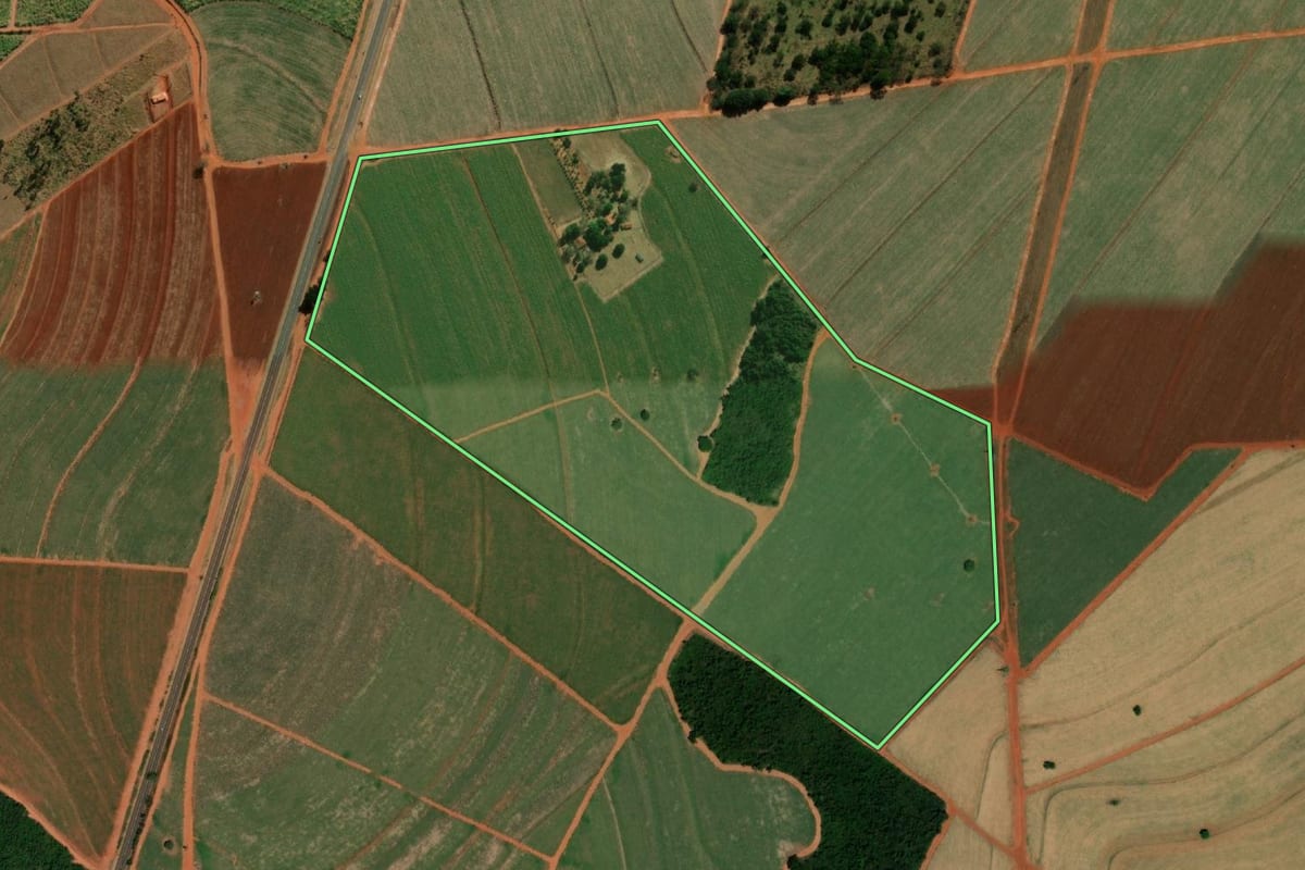Imagem de satélite do imóvel rural em Ibitinga (SP), com o contorno declarado no CAR desenhado por cima.