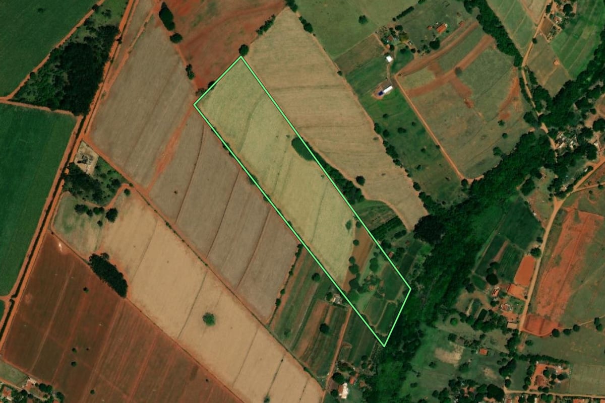 Imagem de satélite do imóvel rural em Ibitinga (SP), com o contorno declarado no CAR desenhado por cima.