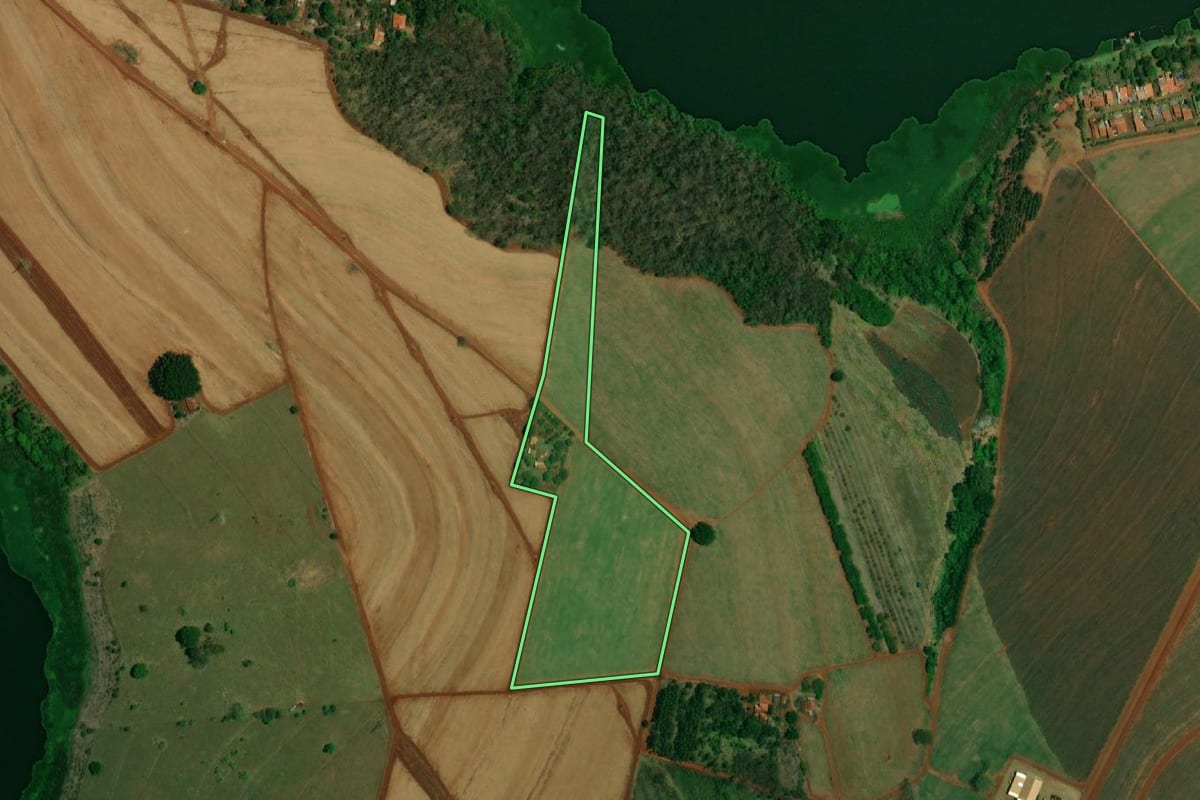 Imagem de satélite do imóvel rural em Ibitinga (SP), com o contorno declarado no CAR desenhado por cima.