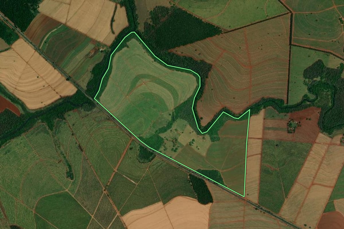 Imagem de satélite do imóvel rural em Ibitinga (SP), com o contorno declarado no CAR desenhado por cima.