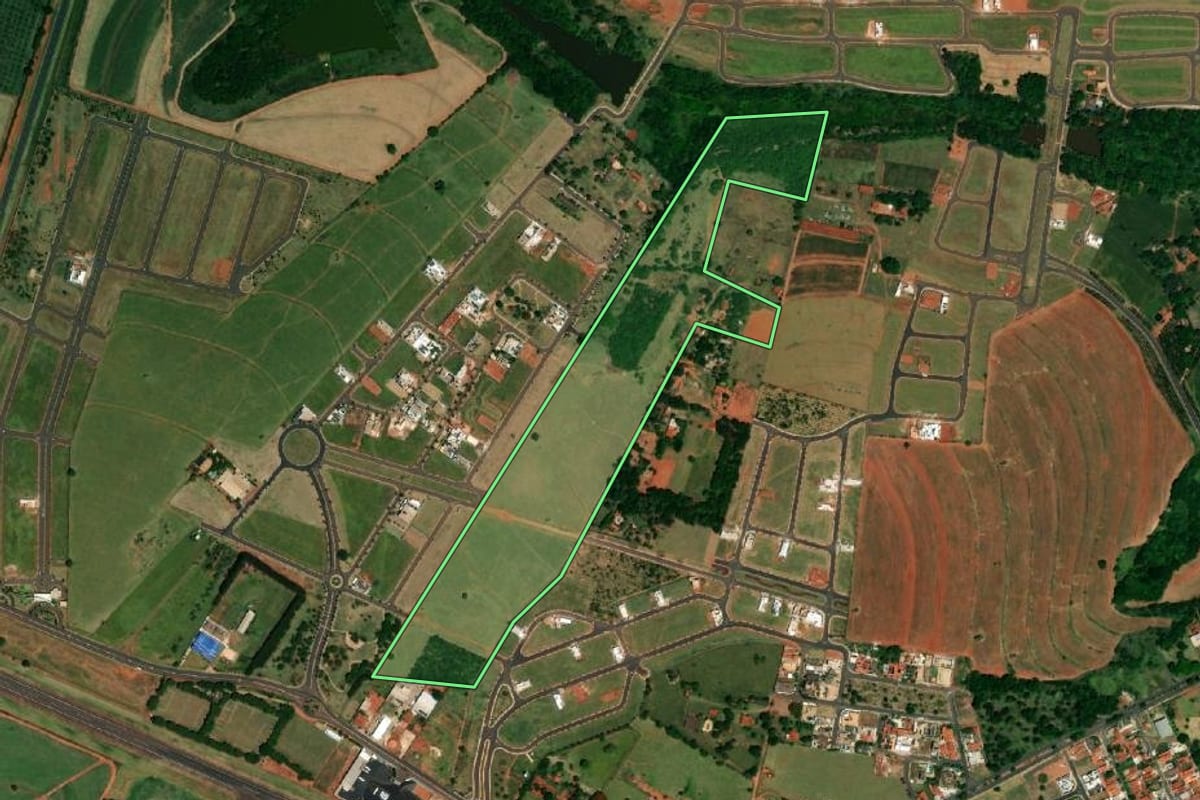 Imagem de satélite do imóvel rural em Ibitinga (SP), com o contorno declarado no CAR desenhado por cima.