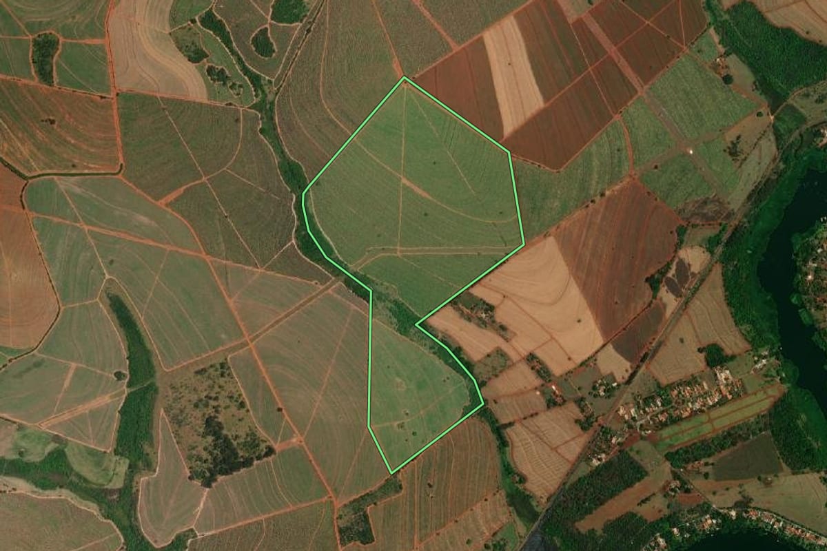 Imagem de satélite do imóvel rural em Ibitinga (SP), com o contorno declarado no CAR desenhado por cima.