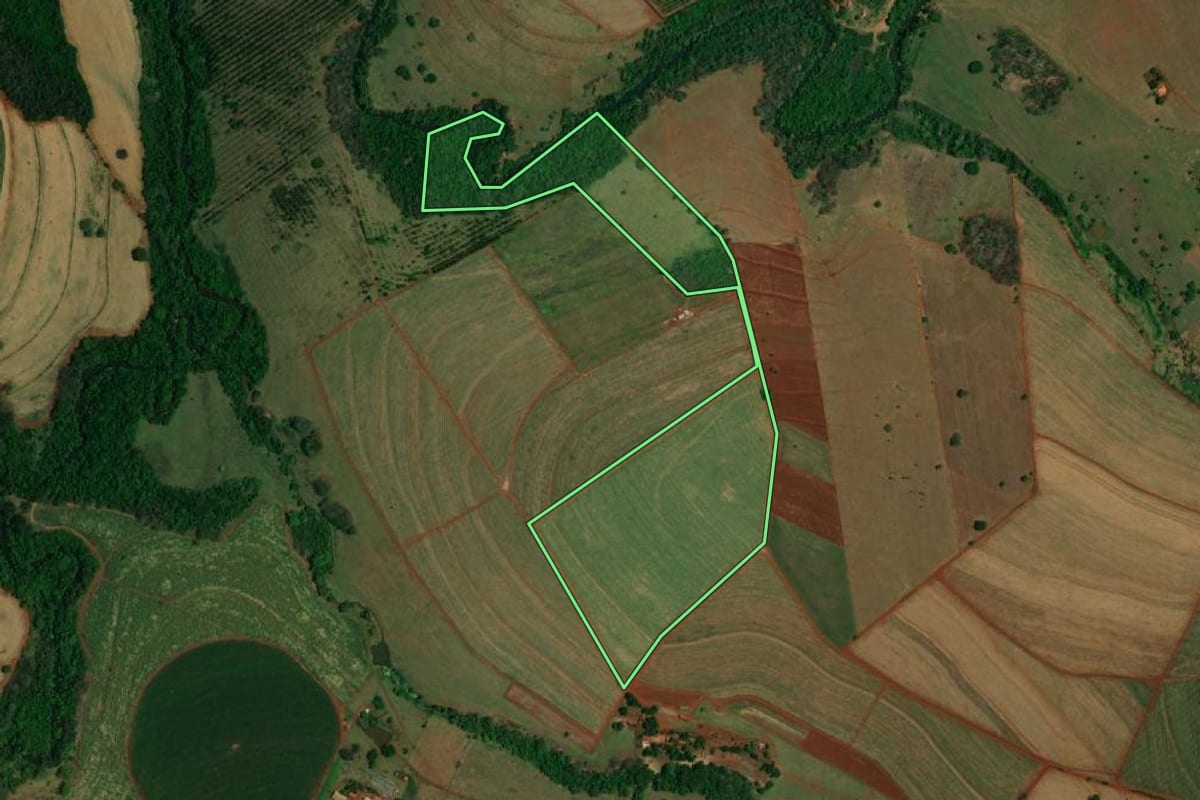 Imagem de satélite do imóvel rural em Ibitinga (SP), com o contorno declarado no CAR desenhado por cima.