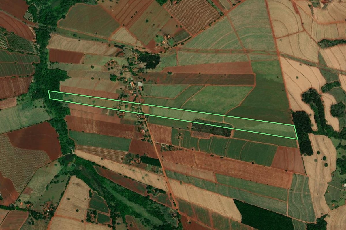 Imagem de satélite do imóvel rural em Ibitinga (SP), com o contorno declarado no CAR desenhado por cima.