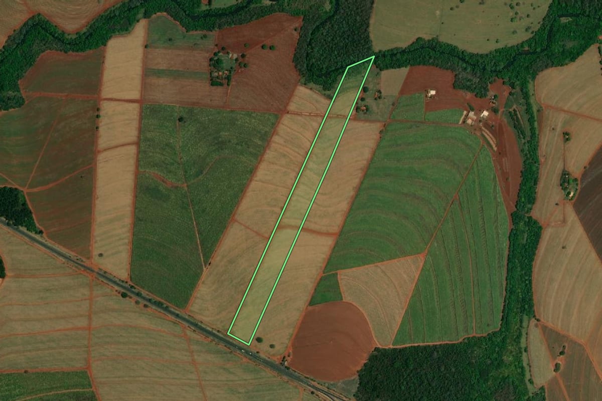 Imagem de satélite do imóvel rural em Ibitinga (SP), com o contorno declarado no CAR desenhado por cima.