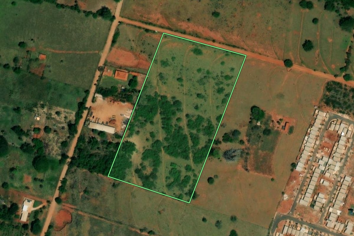 Imagem de satélite do imóvel rural em Ibitinga (SP), com o contorno declarado no CAR desenhado por cima.