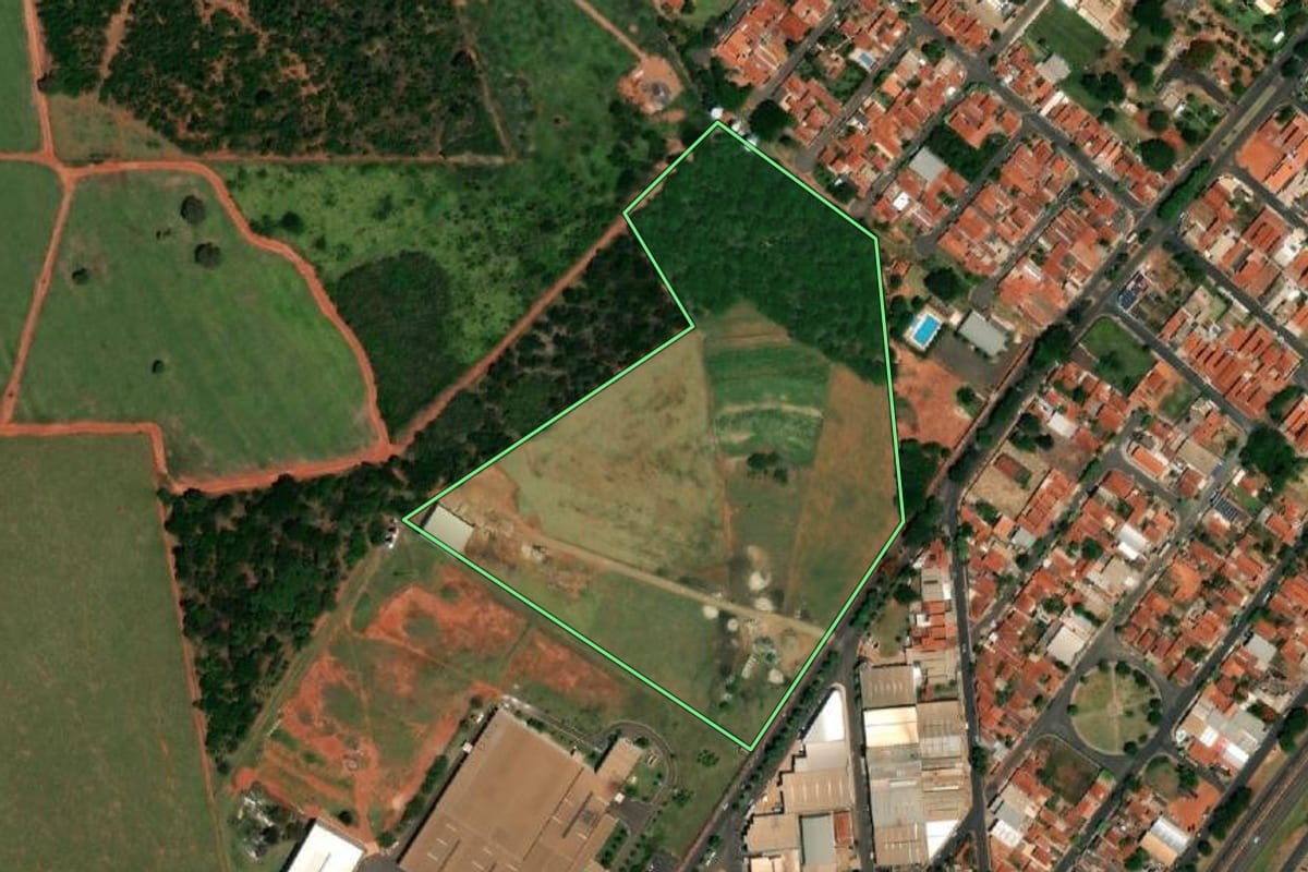 Imagem de satélite do imóvel rural em Ibitinga (SP), com o contorno declarado no CAR desenhado por cima.