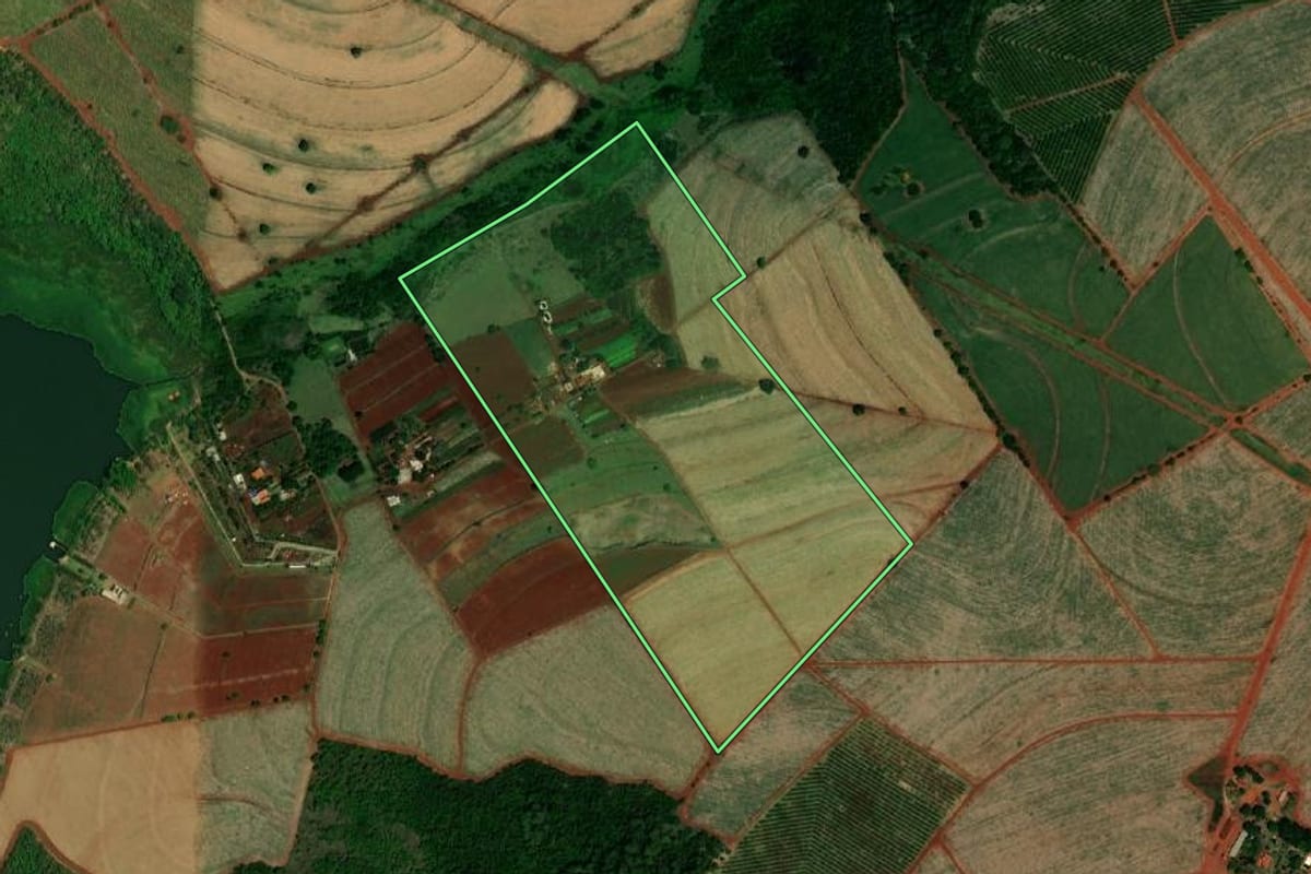 Imagem de satélite do imóvel rural em Ibitinga (SP), com o contorno declarado no CAR desenhado por cima.