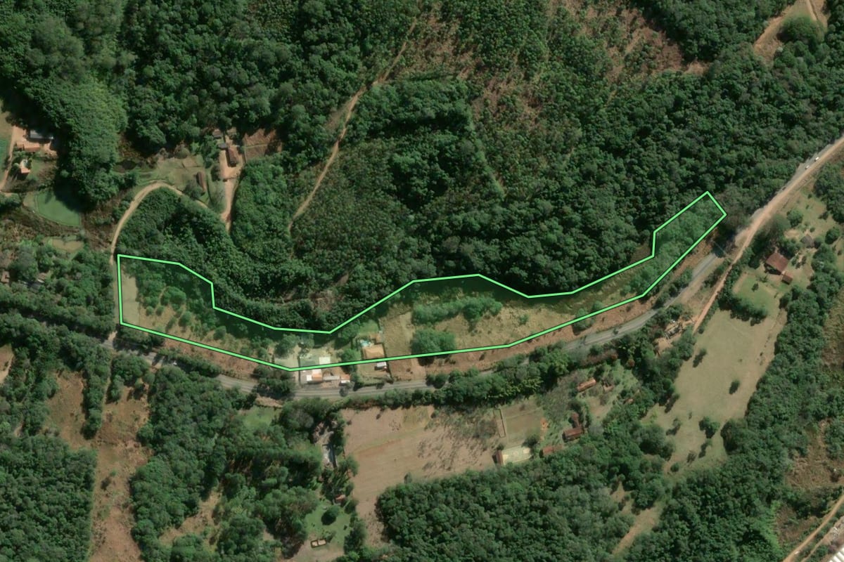Imagem de satélite do imóvel rural em Ibiúna (SP), com o contorno declarado no CAR desenhado por cima.