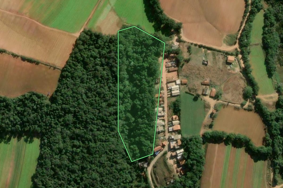 Imagem de satélite do imóvel rural em Ibiúna (SP), com o contorno declarado no CAR desenhado por cima.