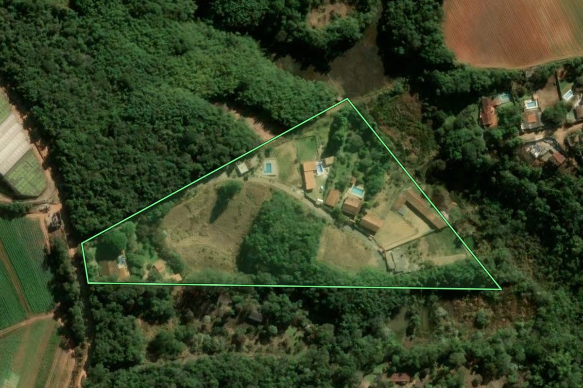 Imagem de satélite do imóvel rural em Ibiúna (SP), com o contorno declarado no CAR desenhado por cima.