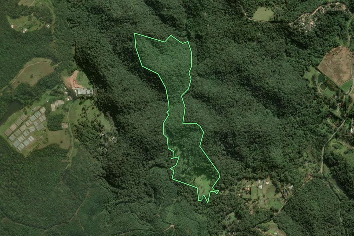 Imagem de satélite do imóvel rural em Ibiúna (SP), com o contorno declarado no CAR desenhado por cima.