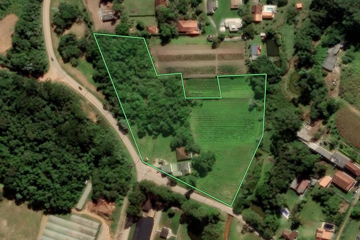 Imagem de satélite do imóvel rural em Ibiúna (SP), com o contorno declarado no CAR desenhado por cima.