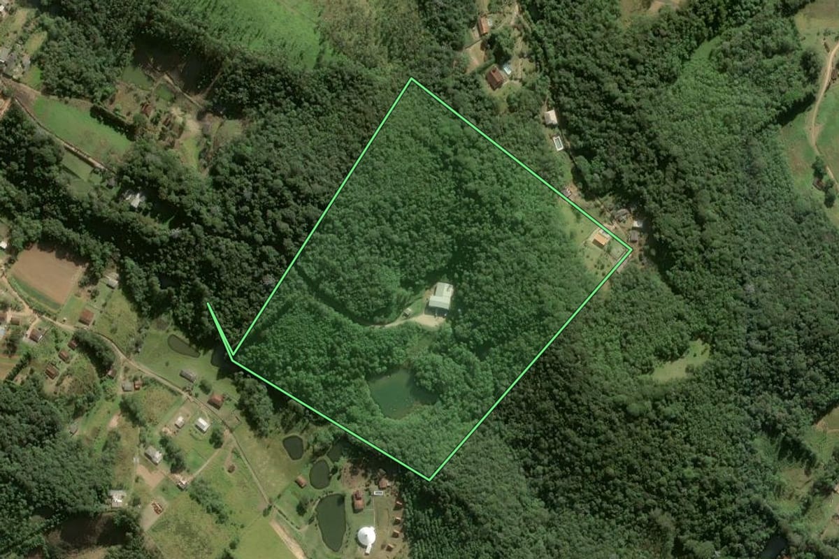 Imagem de satélite do imóvel rural em Ibiúna (SP), com o contorno declarado no CAR desenhado por cima.