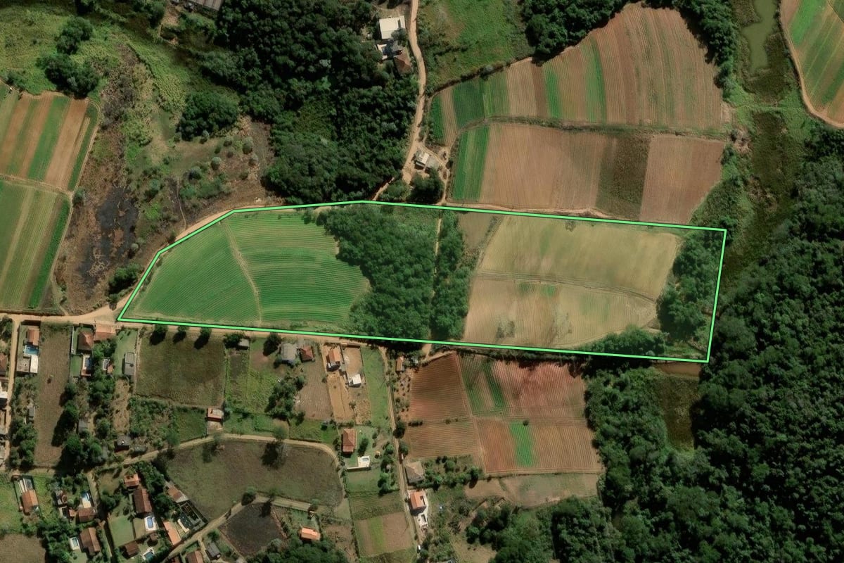 Imagem de satélite do imóvel rural em Ibiúna (SP), com o contorno declarado no CAR desenhado por cima.