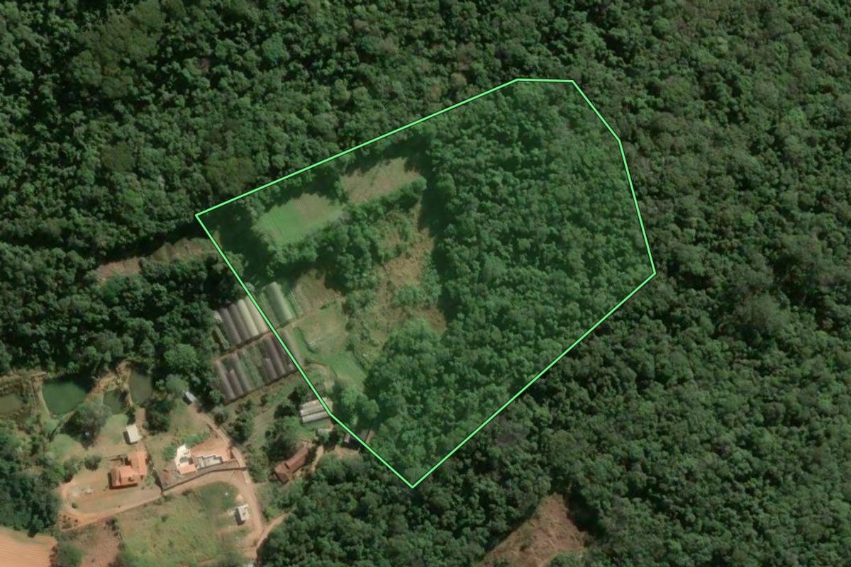 Imagem de satélite do imóvel rural em Ibiúna (SP), com o contorno declarado no CAR desenhado por cima.