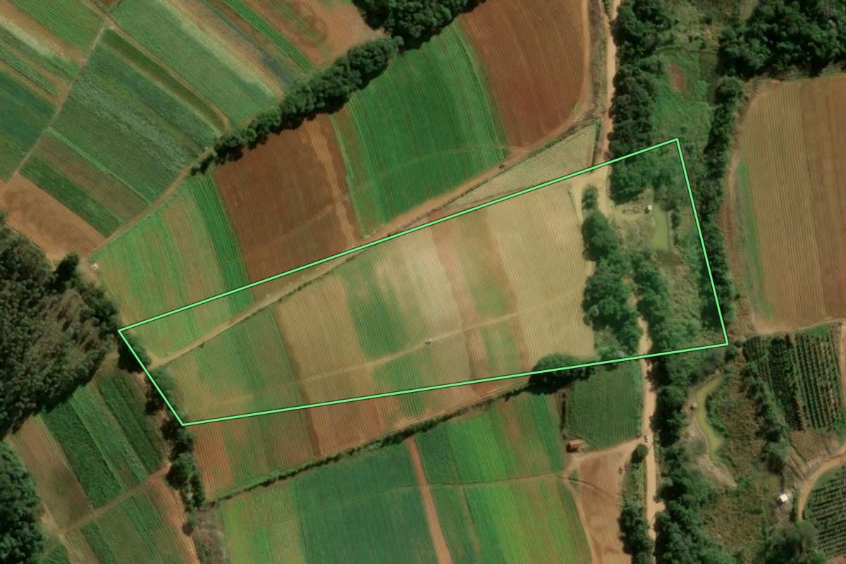 Imagem de satélite do imóvel rural em Ibiúna (SP), com o contorno declarado no CAR desenhado por cima.