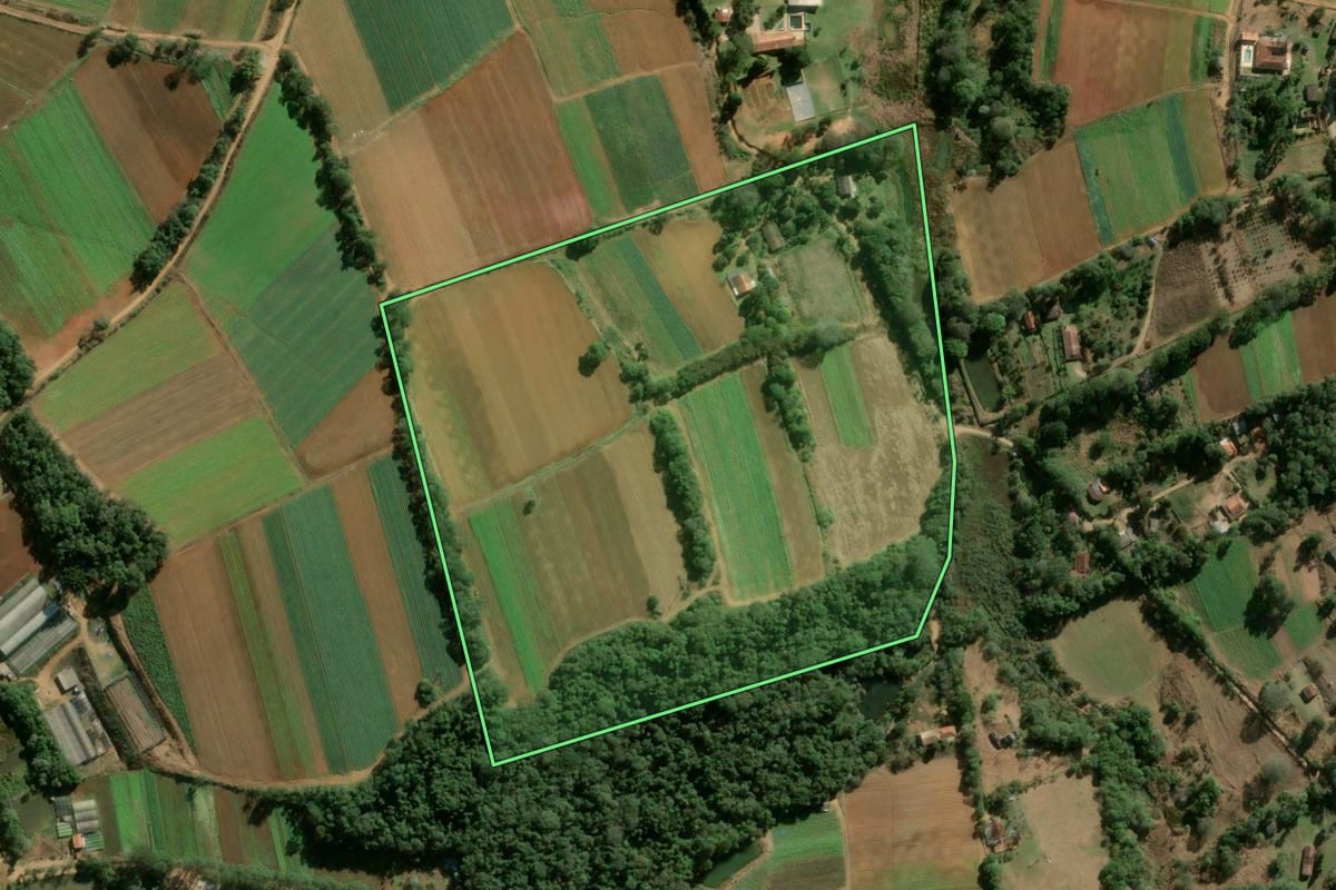 Imagem de satélite do imóvel rural em Ibiúna (SP), com o contorno declarado no CAR desenhado por cima.