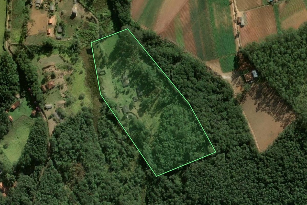 Imagem de satélite do imóvel rural em Ibiúna (SP), com o contorno declarado no CAR desenhado por cima.