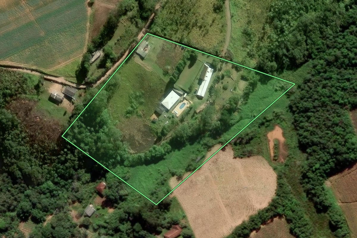 Imagem de satélite do imóvel rural em Ibiúna (SP), com o contorno declarado no CAR desenhado por cima.
