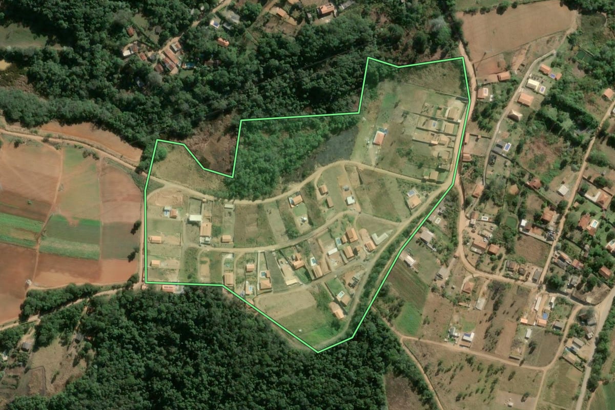 Imagem de satélite do imóvel rural em Ibiúna (SP), com o contorno declarado no CAR desenhado por cima.