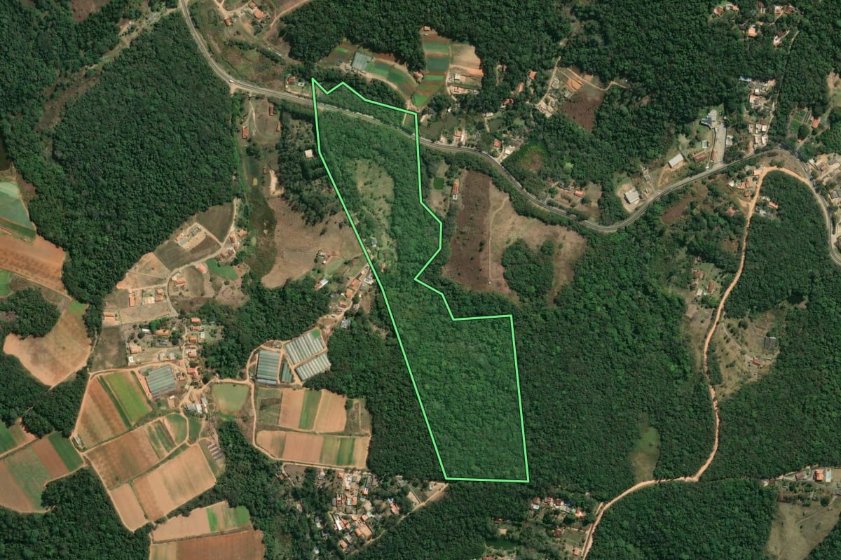 Imagem de satélite do imóvel rural em Ibiúna (SP), com o contorno declarado no CAR desenhado por cima.