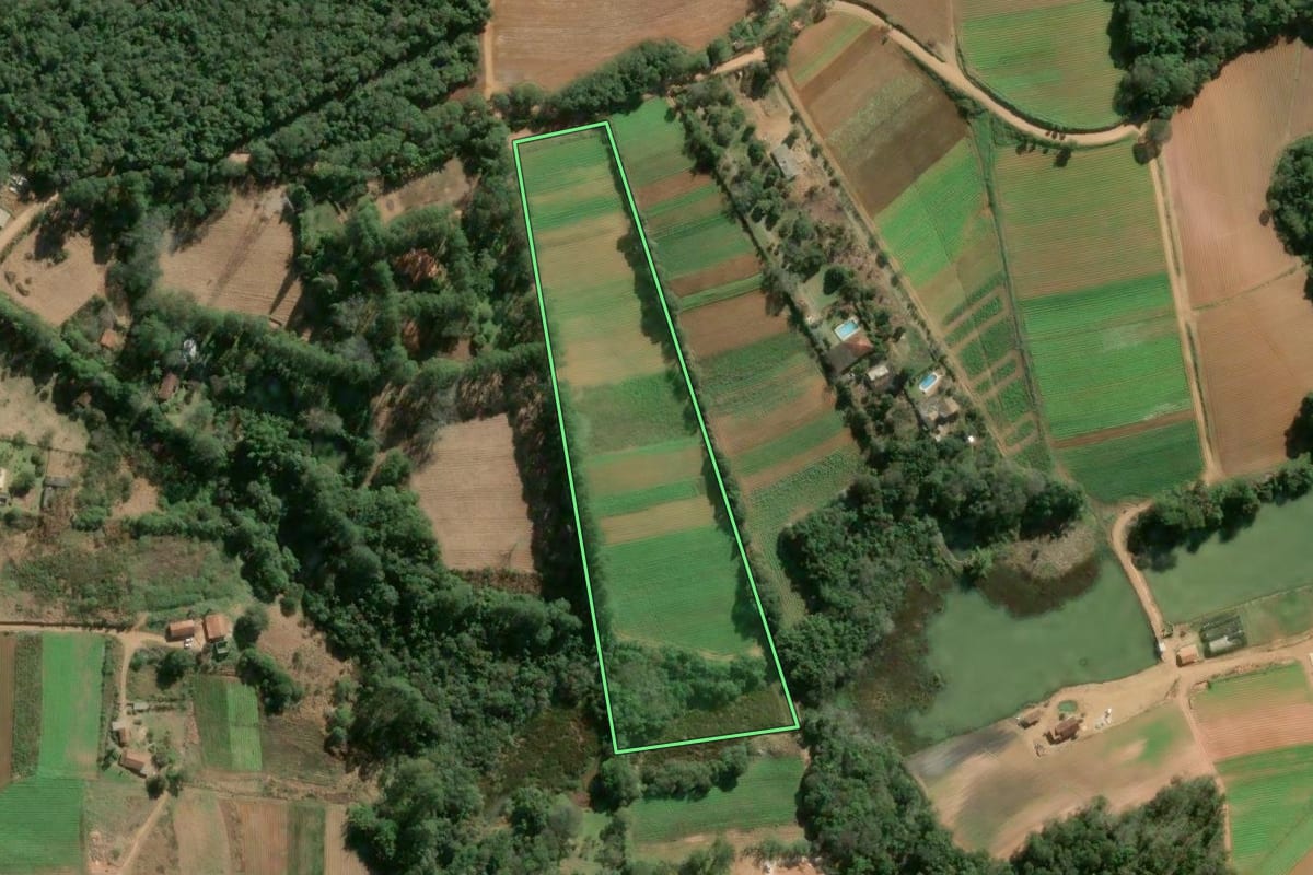 Imagem de satélite do imóvel rural em Ibiúna (SP), com o contorno declarado no CAR desenhado por cima.