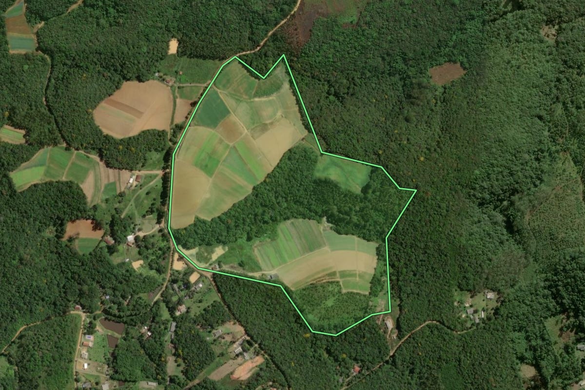 Imagem de satélite do imóvel rural em Ibiúna (SP), com o contorno declarado no CAR desenhado por cima.