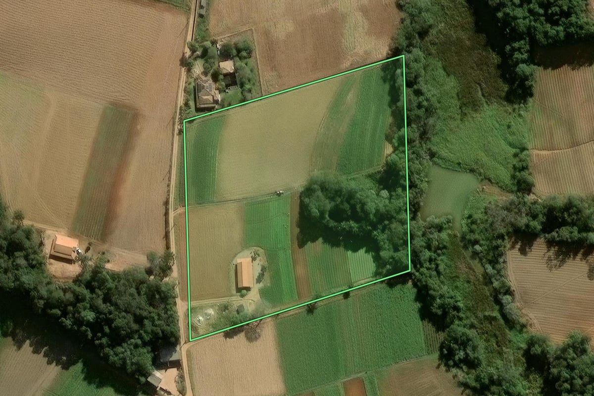 Imagem de satélite do imóvel rural em Ibiúna (SP), com o contorno declarado no CAR desenhado por cima.