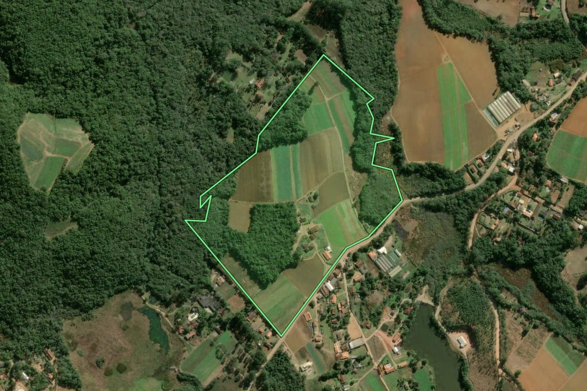 Imagem de satélite do imóvel rural em Ibiúna (SP), com o contorno declarado no CAR desenhado por cima.