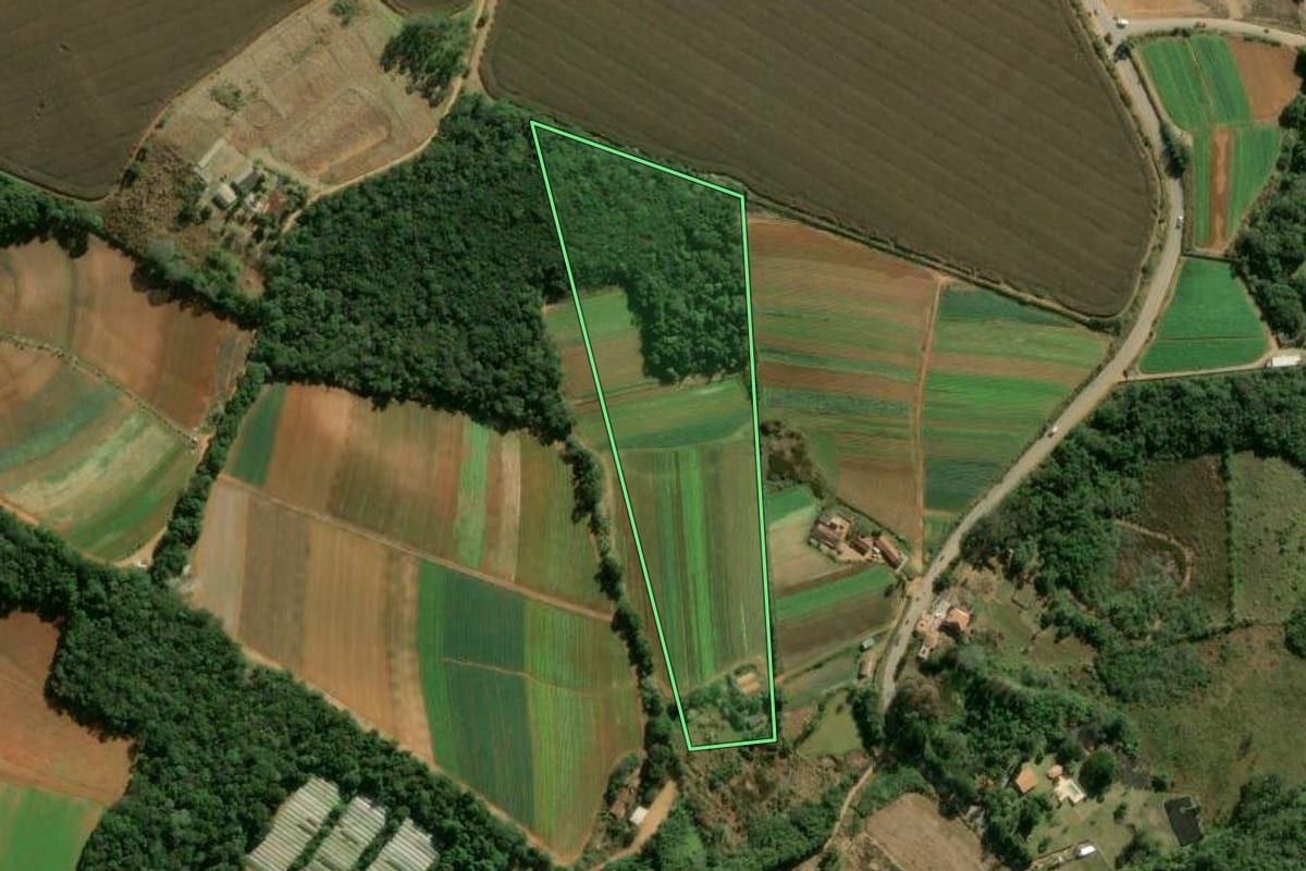 Imagem de satélite do imóvel rural em Ibiúna (SP), com o contorno declarado no CAR desenhado por cima.