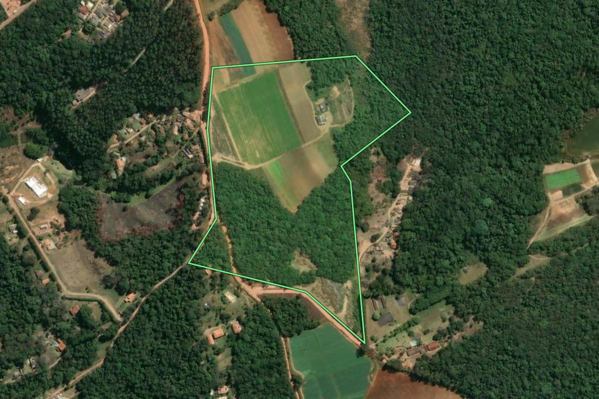 Imagem de satélite do imóvel rural em Ibiúna (SP), com o contorno declarado no CAR desenhado por cima.