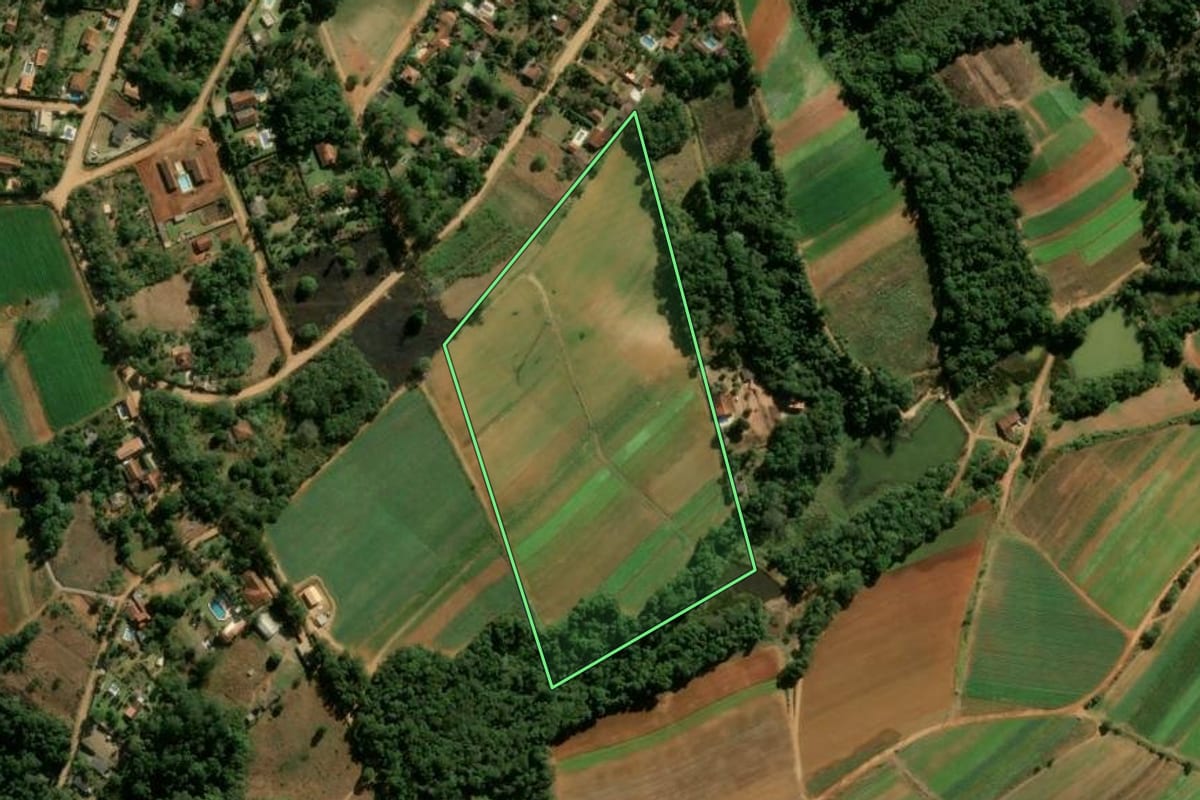Imagem de satélite do imóvel rural em Ibiúna (SP), com o contorno declarado no CAR desenhado por cima.