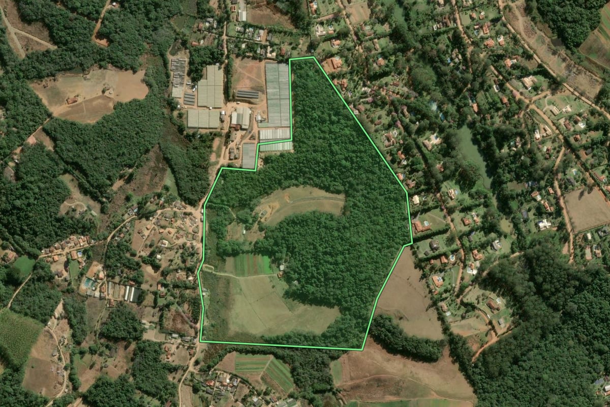 Imagem de satélite do imóvel rural em Ibiúna (SP), com o contorno declarado no CAR desenhado por cima.