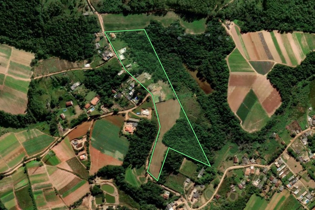 Imagem de satélite do imóvel rural em Ibiúna (SP), com o contorno declarado no CAR desenhado por cima.