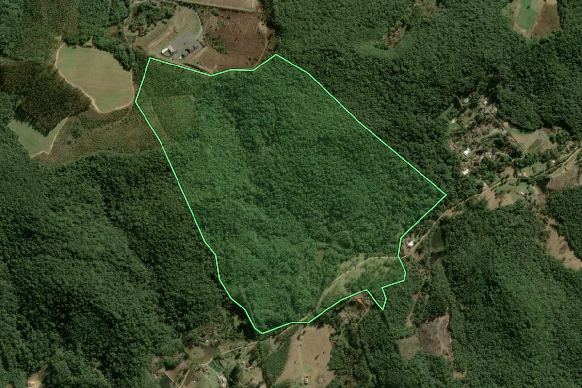 Imagem de satélite do imóvel rural em Ibiúna (SP), com o contorno declarado no CAR desenhado por cima.