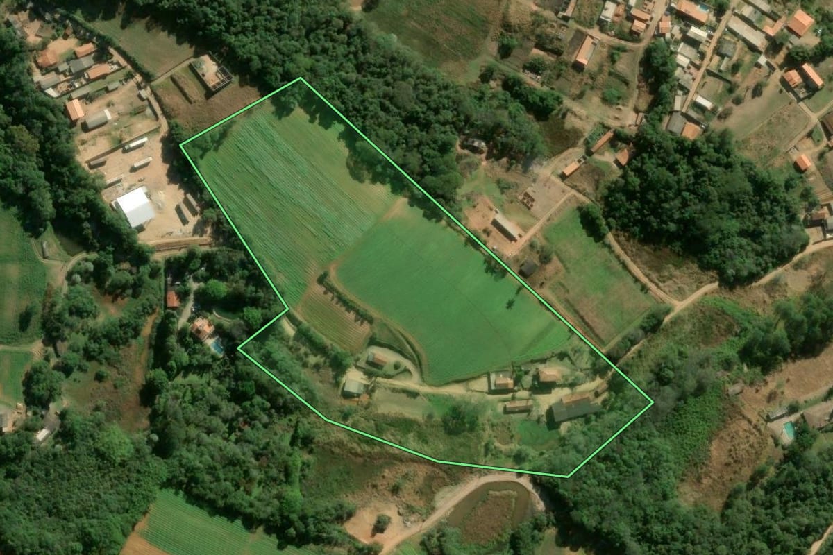 Imagem de satélite do imóvel rural em Ibiúna (SP), com o contorno declarado no CAR desenhado por cima.
