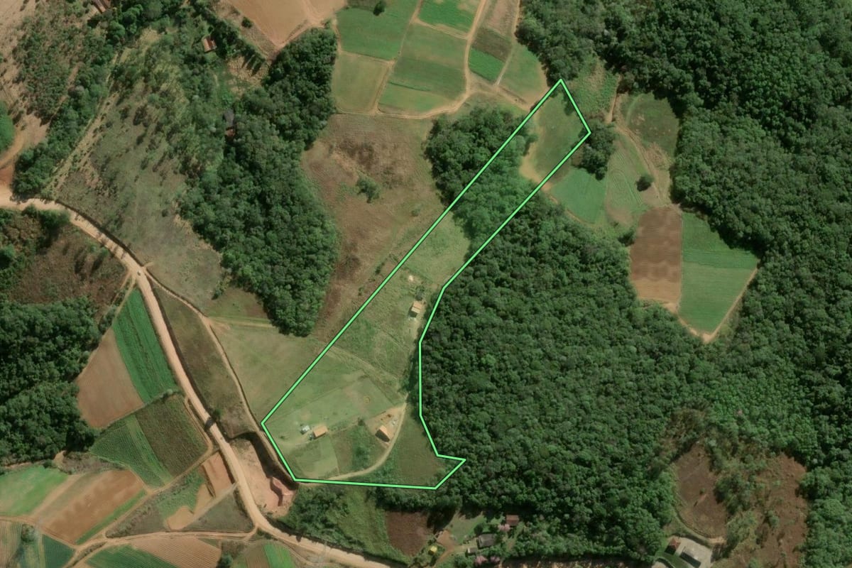 Imagem de satélite do imóvel rural em Ibiúna (SP), com o contorno declarado no CAR desenhado por cima.