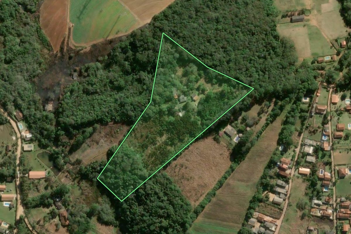 Imagem de satélite do imóvel rural em Ibiúna (SP), com o contorno declarado no CAR desenhado por cima.
