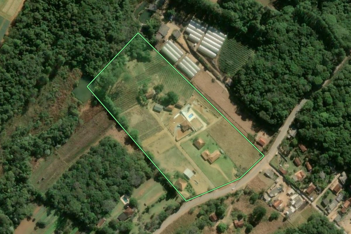 Imagem de satélite do imóvel rural em Ibiúna (SP), com o contorno declarado no CAR desenhado por cima.