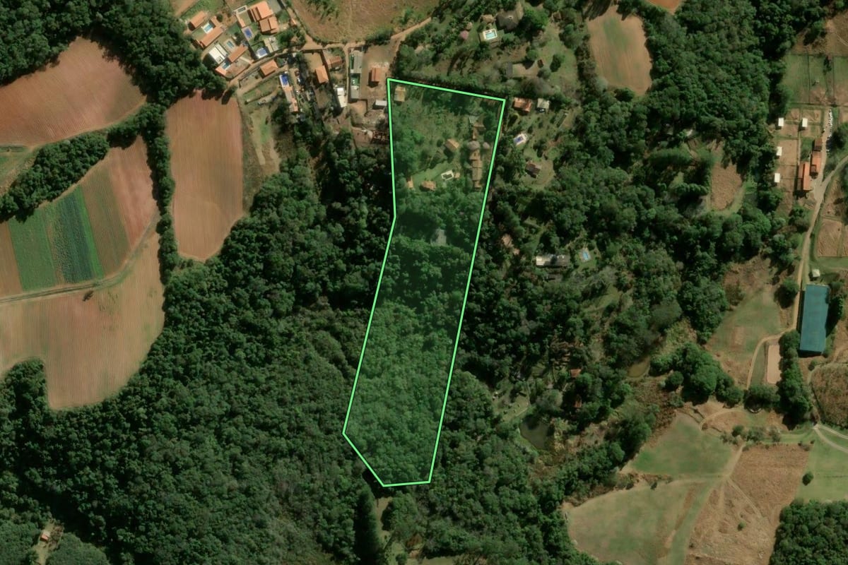 Imagem de satélite do imóvel rural em Ibiúna (SP), com o contorno declarado no CAR desenhado por cima.