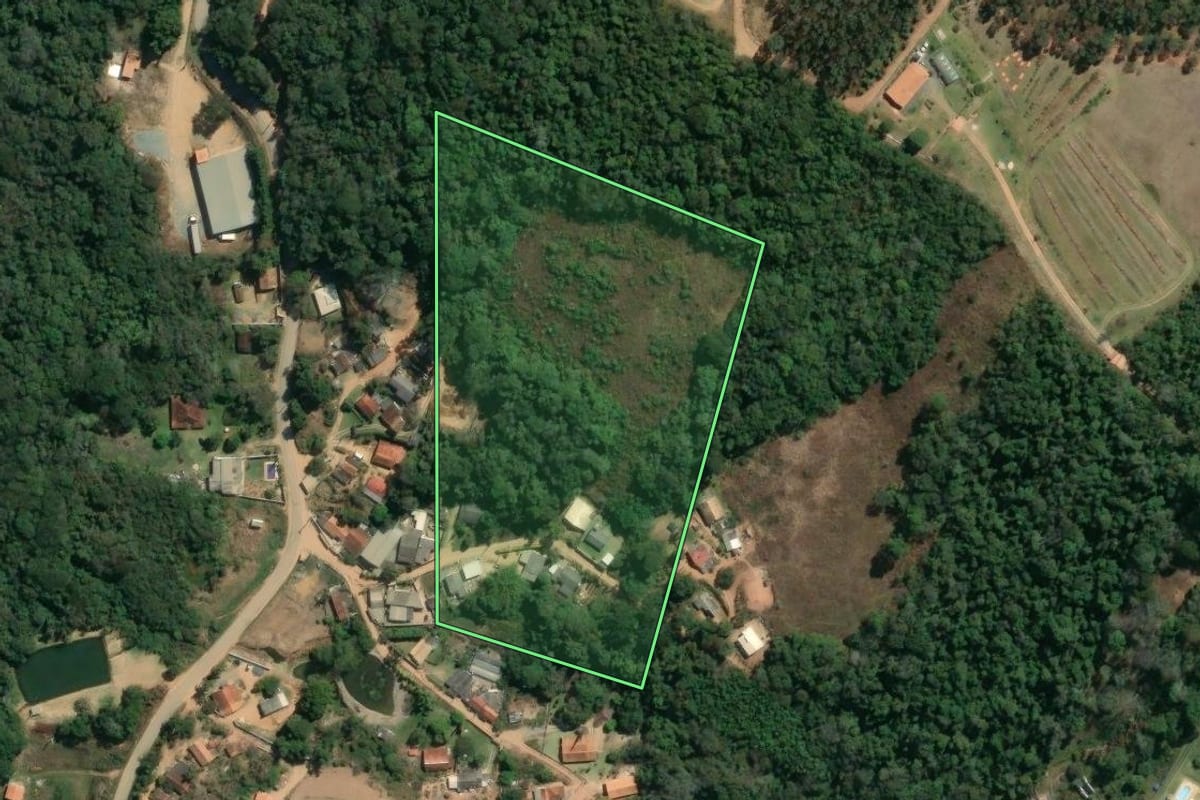 Imagem de satélite do imóvel rural em Ibiúna (SP), com o contorno declarado no CAR desenhado por cima.