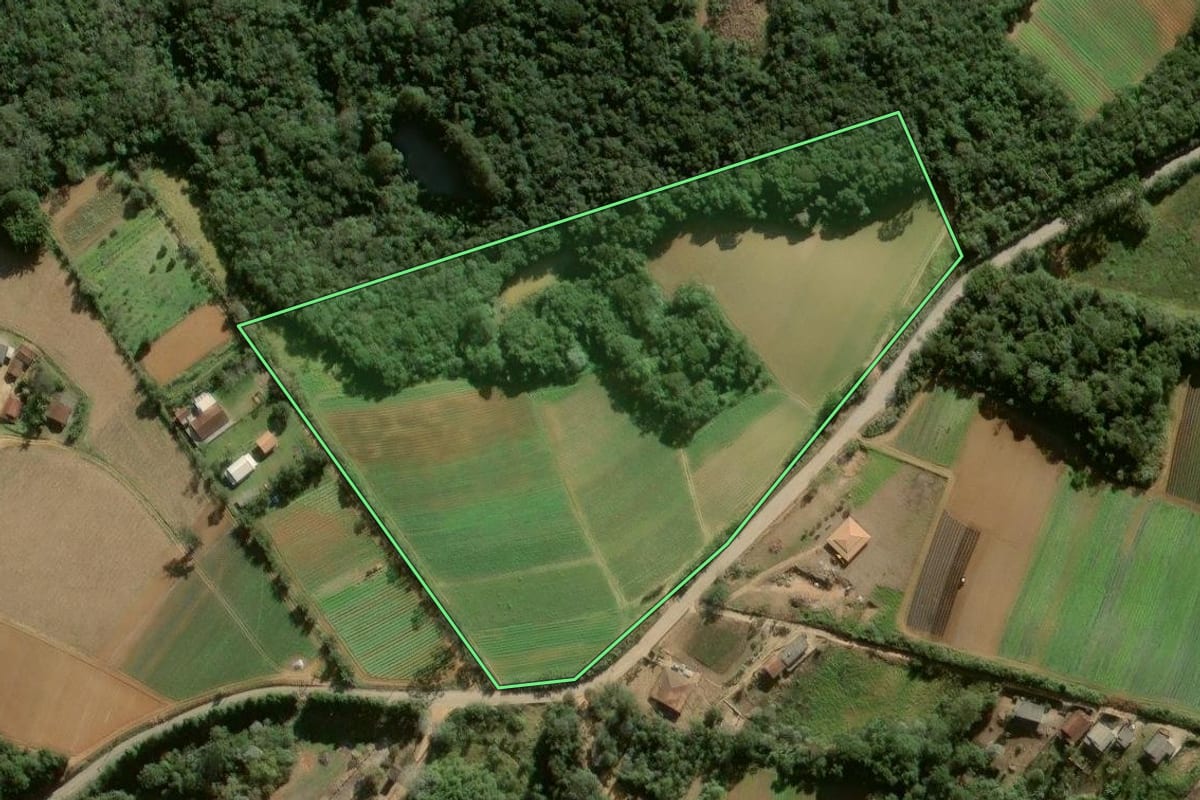 Imagem de satélite do imóvel rural em Ibiúna (SP), com o contorno declarado no CAR desenhado por cima.