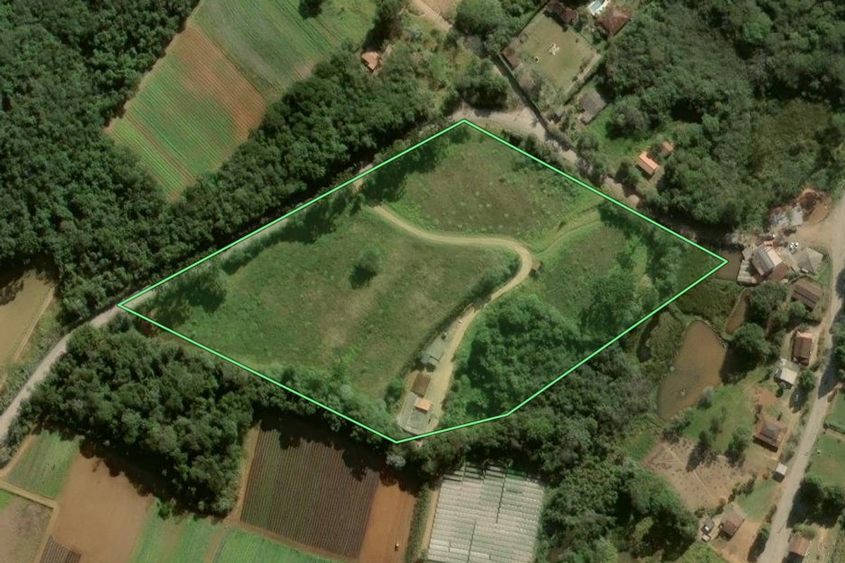 Imagem de satélite do imóvel rural em Ibiúna (SP), com o contorno declarado no CAR desenhado por cima.