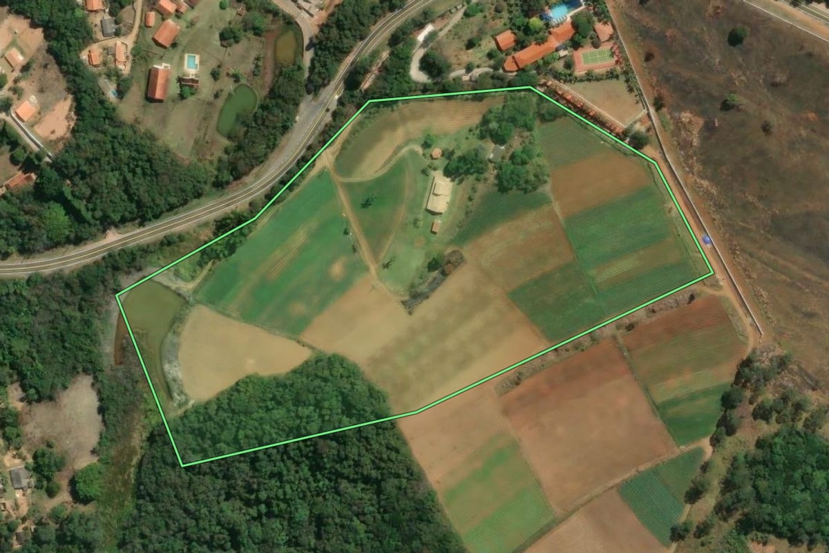 Imagem de satélite do imóvel rural em Ibiúna (SP), com o contorno declarado no CAR desenhado por cima.